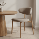 Jídelní židle Japandi taupe s nohou v barvě dubu, mahagon