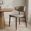 Jídelní židle Japandi taupe s nohou v barvě ořechu, mahagon